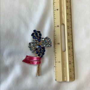 Bouquet brooch